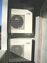 Наружные блоки мультисплит-систем Daikin MXS, установленные в нише на балконе